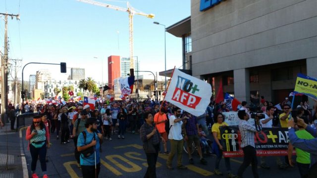 Manifestantes pasan frente a Plaza España en el centro de Concepción contra el sistema previsional.