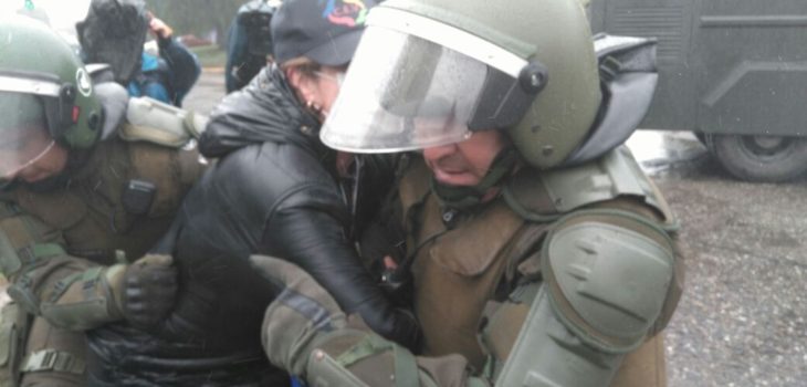 marcha del sector público culmina con detenidos en Valdivia