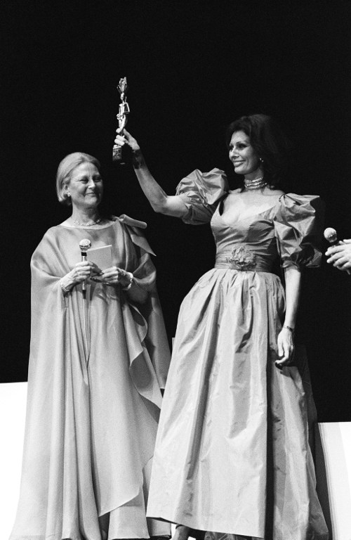 Cannes, 1983. Sophia Loren recibe un premio de las manos de Michele Morgan