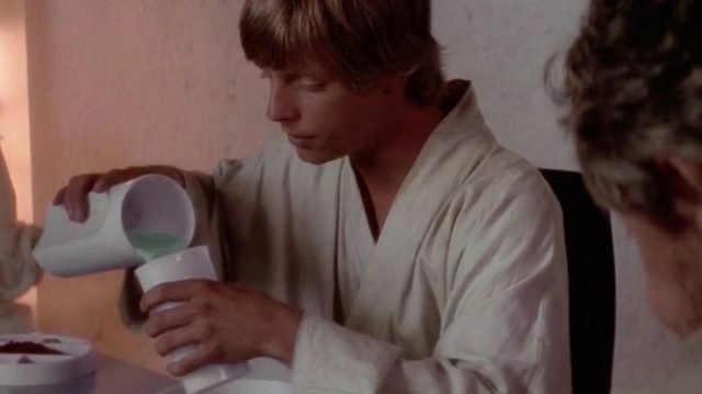 Luke bebiendo leche azul en Star Wars Episodio IV: Una nueva esperanza