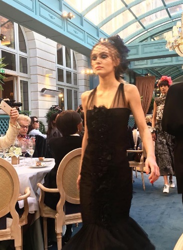 Hija de Johnny Depp debuta como modelo de pasarela en desfile de Chanel
