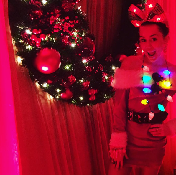 Miley Cyrus ganó la Navidad con este loco atuendo: celebró con los Hemsworth