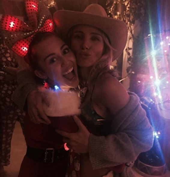 Miley Cyrus ganó la Navidad con este loco atuendo: celebró con los Hemsworth