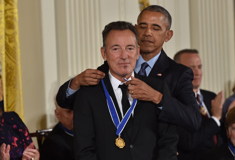 Springsteen  recibiendo la Medalla de la Libertad de manos de Barack Obama | Nicholas Kamm | Agencia AFP