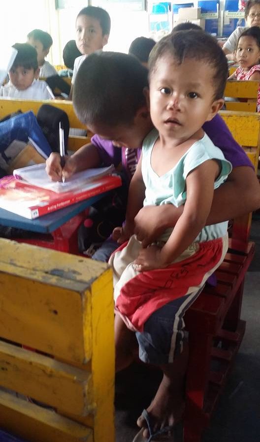 Niño filipino debe ir a la escuela con su hermano de 2 años porque su madre murió
