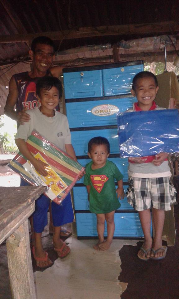 Niño filipino debe ir a la escuela con su hermano de 2 años porque su madre murió