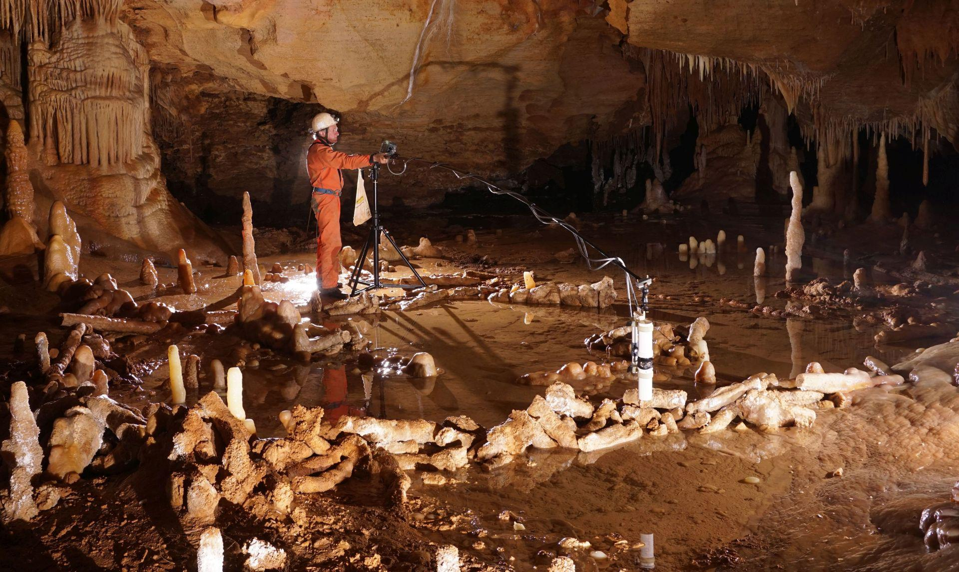 En la cueva Bruniquel, los neandertales podrían haber construido las estructuras en forma de anillo. Un especialista toma medidas para el levantamiento arqueo-magnético de la Cueva | Fotografía: Etienne Fabre | Instituto Real Belga de Ciencias Naturales