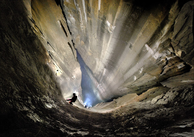 Muestran interior de gigantesco pozo hallado en España: es de los más profundos del mundo