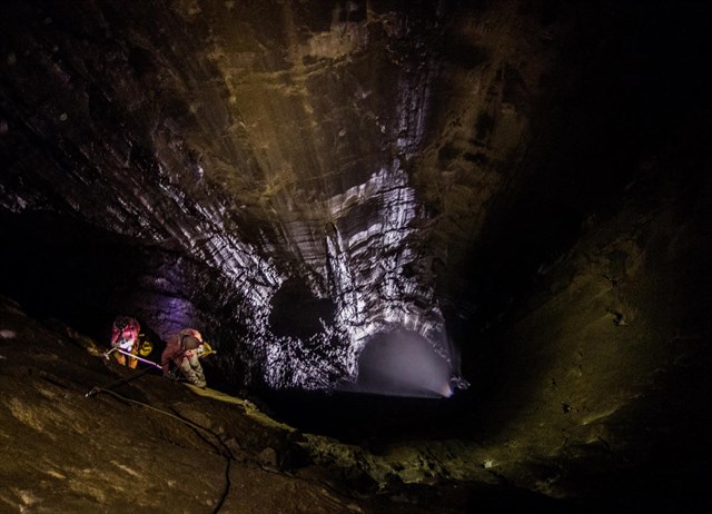Muestran interior de gigantesco pozo hallado en España: es de los más profundos del mundo