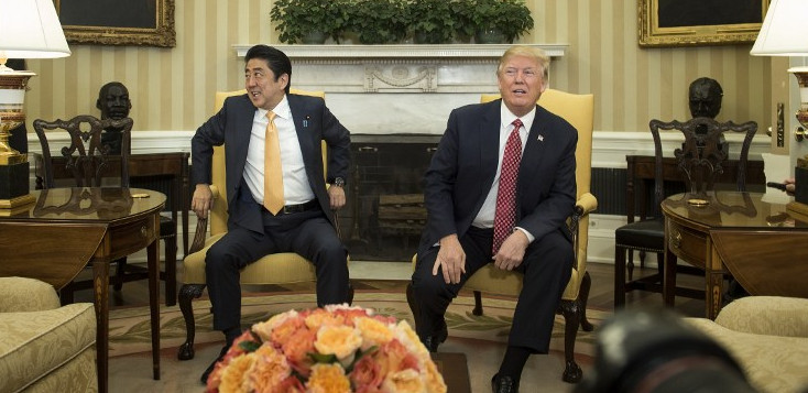 El rostro del primer ministro de Japón tras el fuerte saludo de Trump | AFP