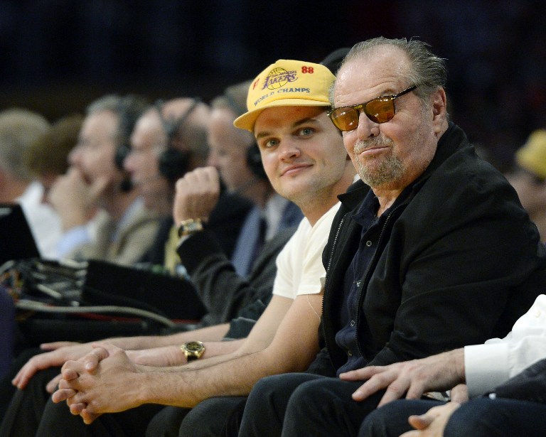 Jack Nicholson y su hijo Raymond Nicholson en viendo a los Lakers en 2016 | AFP