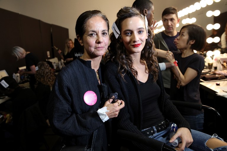 Maria Cornejo y la modelo Leila Zandonai a la derecha, en el backstage del New York Fashion Week 2017 | Agencia AFP | Monica Schipper