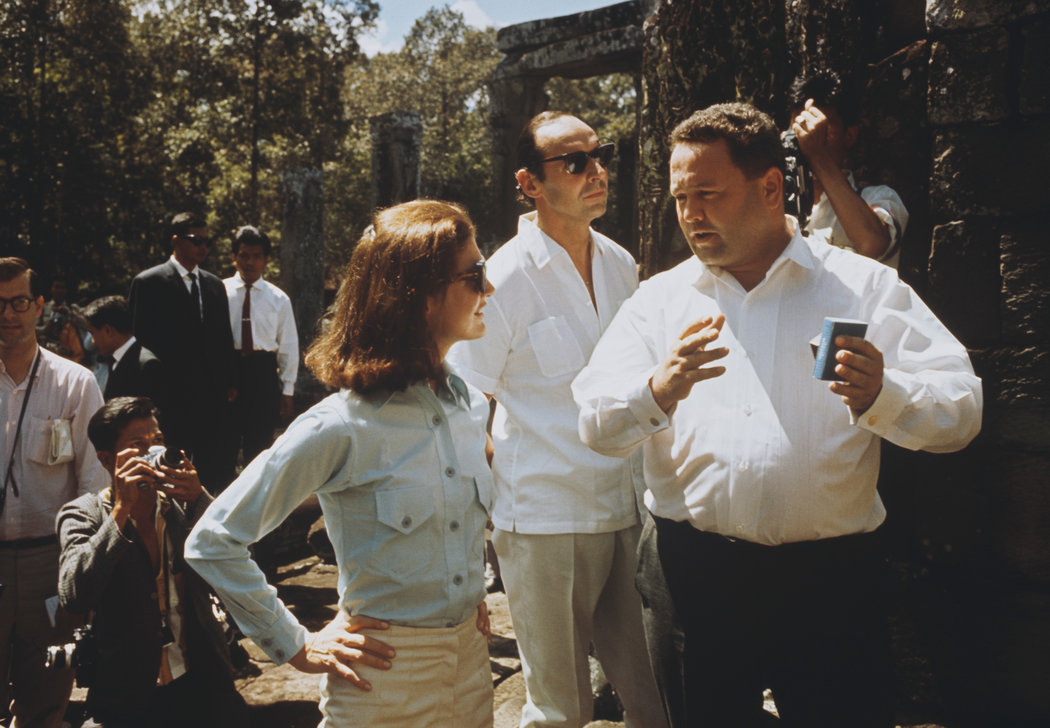 Jacqueline Kennedy junto a David Ormsby Gore (el hombre de gafas) visitando los templos de Angkor Wat en Camboya 