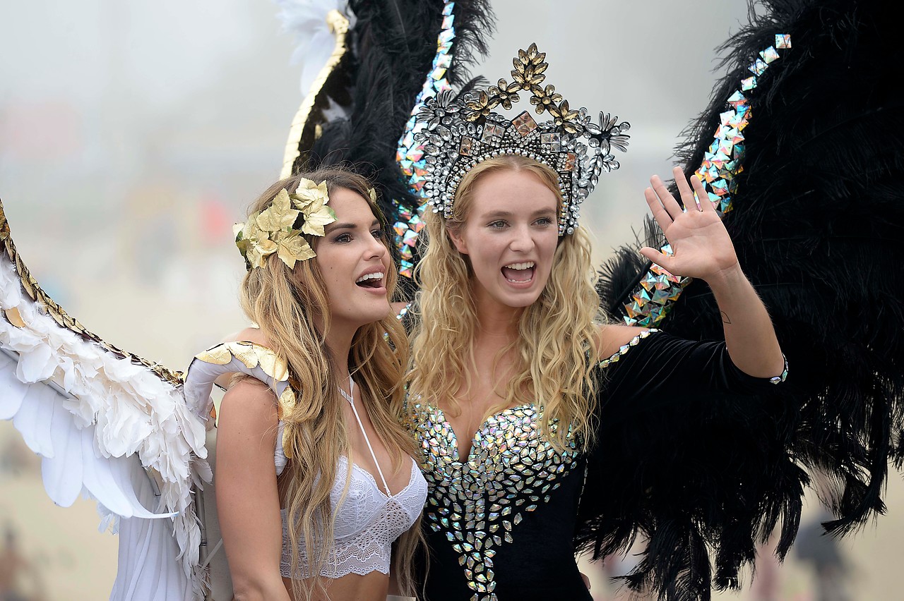 Kika Silva y Gala Caldirola hacen desfile tipo Victoria's Secret para lanzar candidaturas
