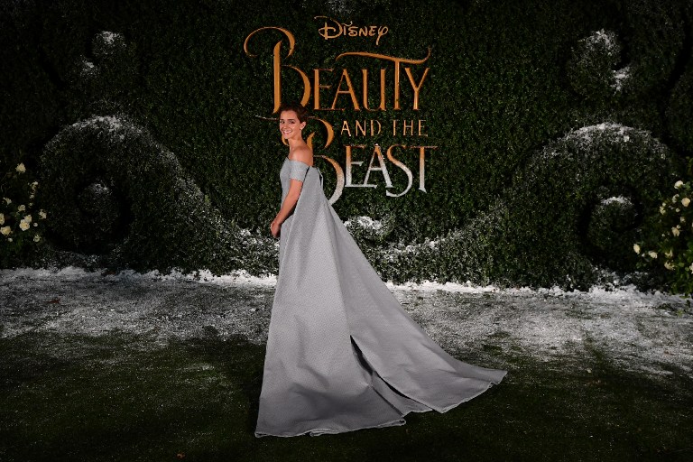Emma Watson usa vestido con largísima capa en estreno de "La bella y la bestia" en Londres