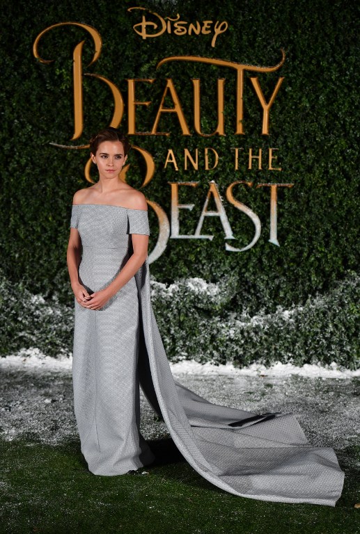 Emma Watson usa vestido con largísima capa en estreno de "La bella y la bestia" en Londres