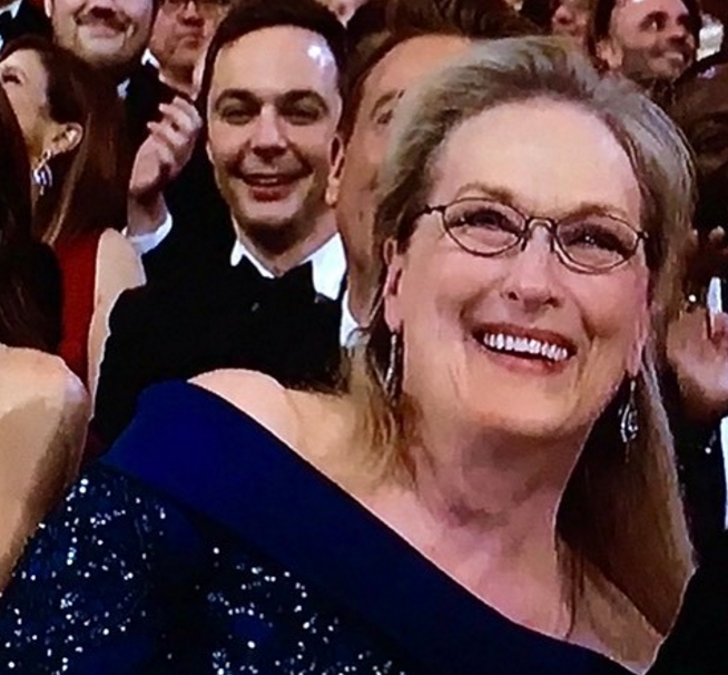 Divertido photobomb de Jim Parsons a Meryl Streep saca risas en los Óscar