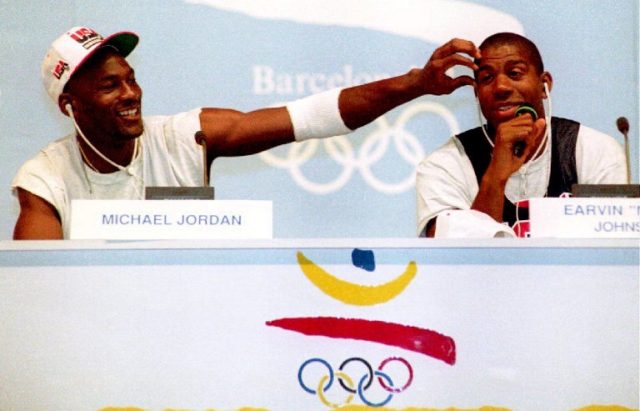 Michael Jordan y Earvin "Magic" Johnson / Karl Mathis / AFP