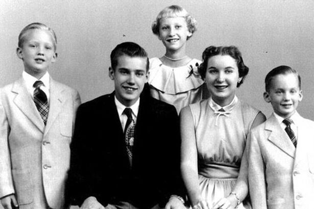 De izquierda a derecha: Donald, Fred jr, Elizabeth, Maryanne y Robert 