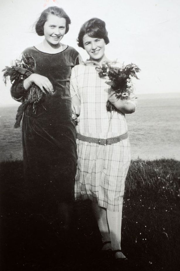A la izquierda Mary Anne en su tierra natal