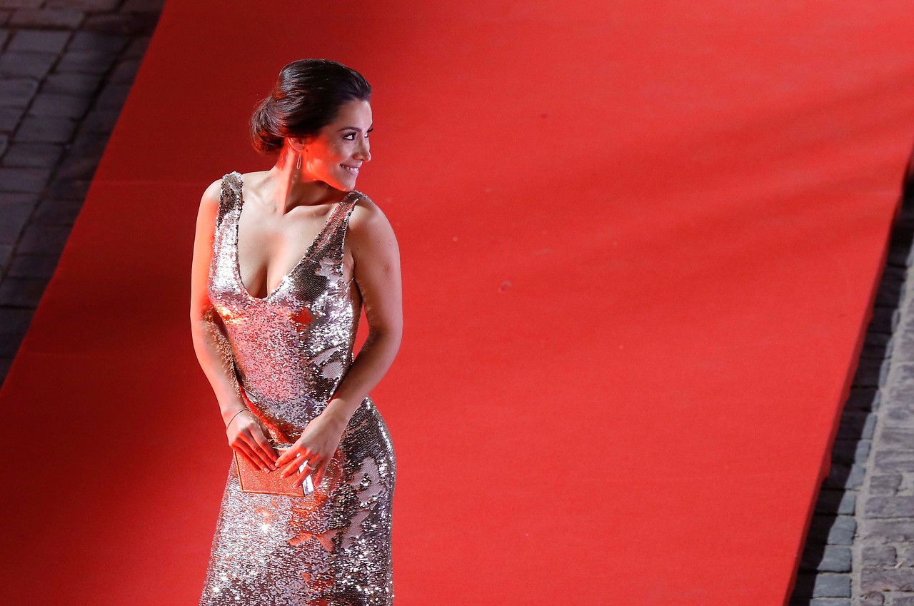 Loreto Aravena luce su espectacular figura en apegado vestido brillante en la gala
