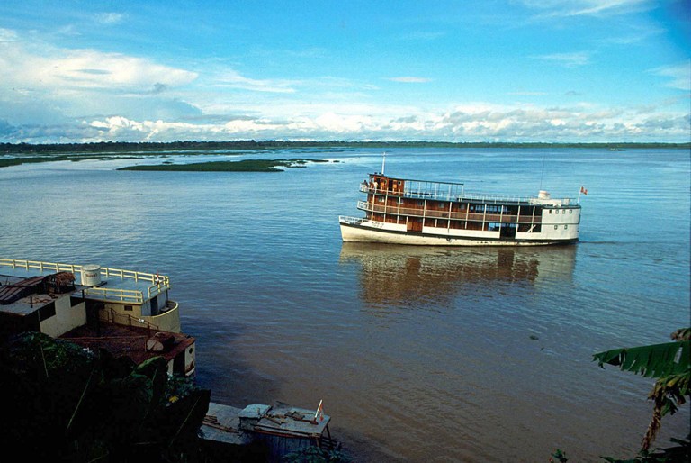 Fotografía de 1990 en que se observa el río Amazonas en la ciudad de Iquitos, selva nor oriental de Perú. | AFP