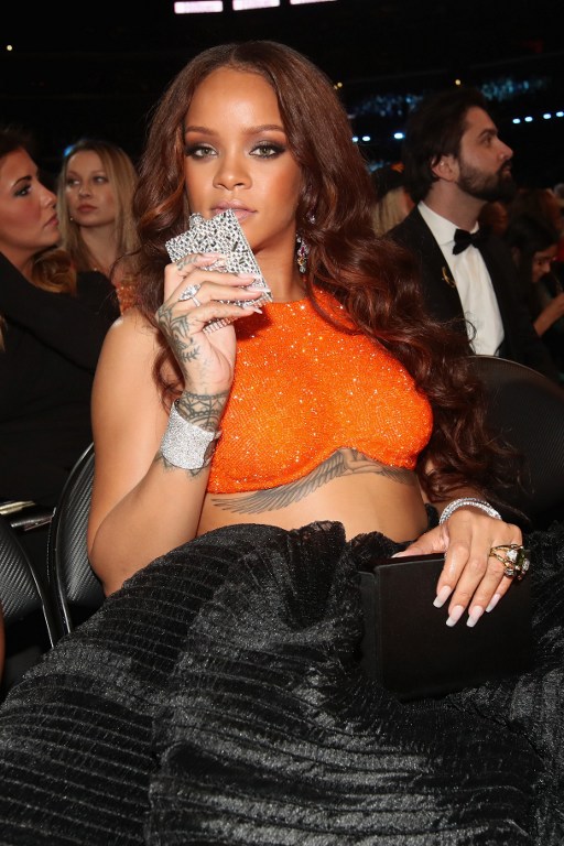 El pecualiar "accesorio" que llevó Rihanna a los Grammy: una petaca