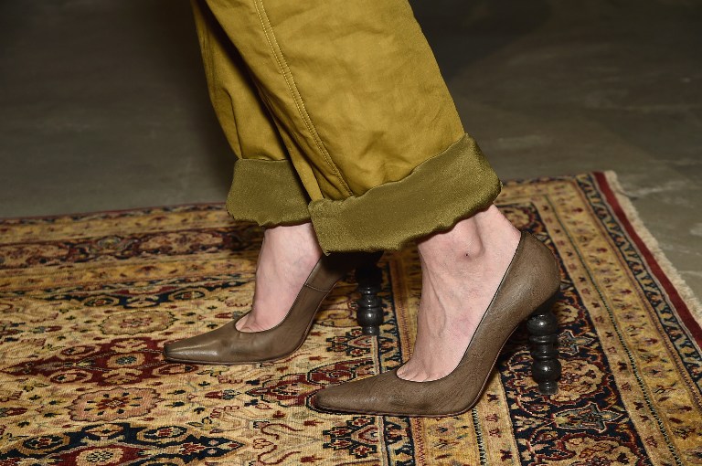 Zapatos con raros tacones de madera captan la atención en Semana de la Moda de Nueva York
