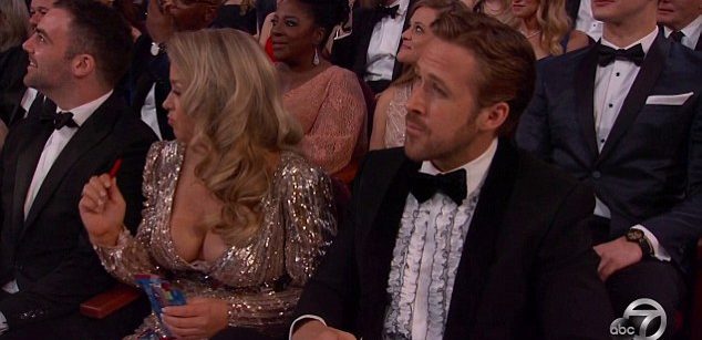 Guapa hermana de Ryan Gosling se roba las miradas en los Óscar