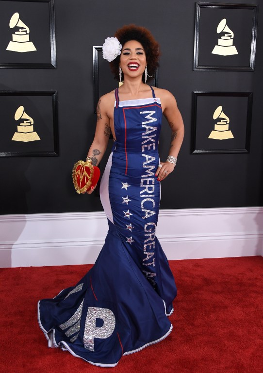 Cantante fue a los Grammy con vestido de que homenajea a Donald Trump