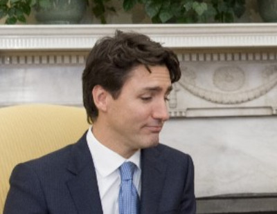 Divertida reacción del primer ministro canadiense al dar la mano a Trump se viraliza