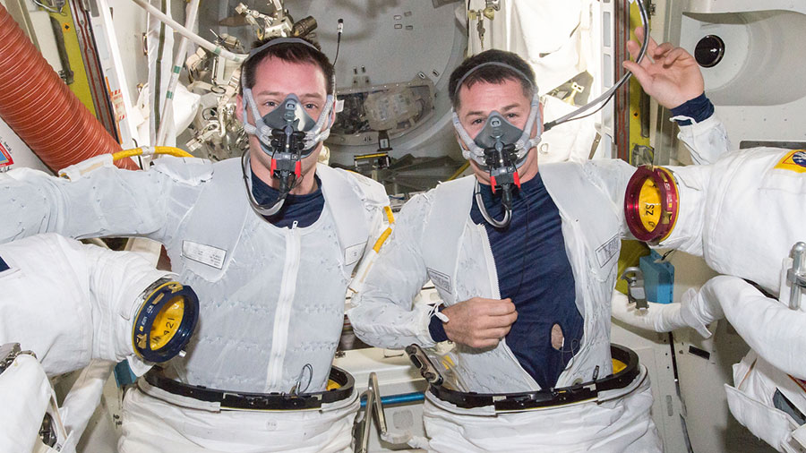 Thomas Pesquet y Shane Kimbrough haciendo ejercicios de respiración antes de la caminata espacial | NASA