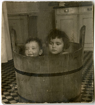Inge y Peter Hochhäusler Schneider, dentro de un barril, en la cocina de su casa, 1924, fotógrafo Ignacio Hochhäusler, Biblioteca Nacional (c)