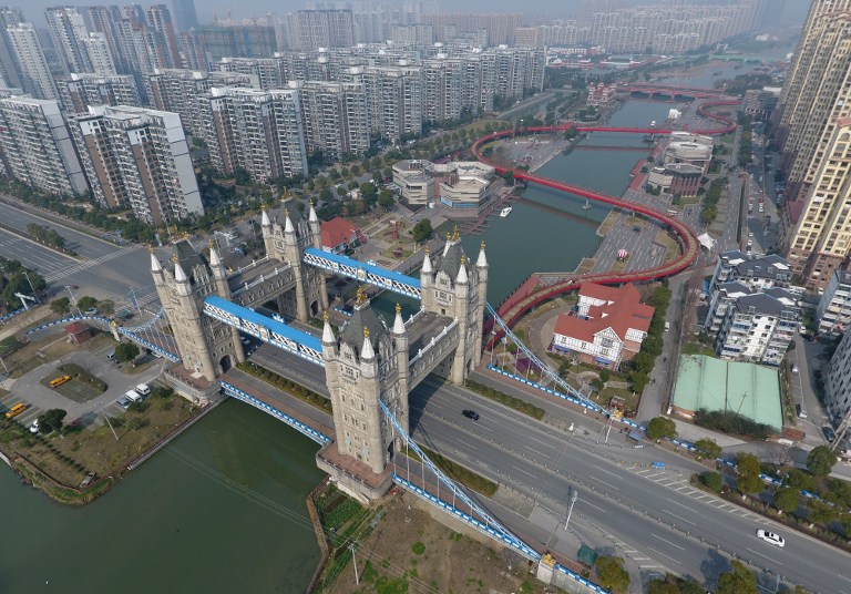 China copia descaradamente el famoso puente de Londres y construye el suyo propio