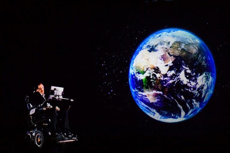 Stephen Hawking da conferencia en vivo como por medio de holograma en Hong Kong