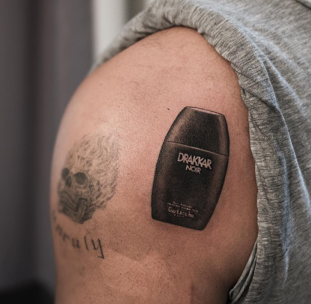 Drake tiene el peor tatuaje del mundo: inmortalizó la botella de un perfume en su hombro