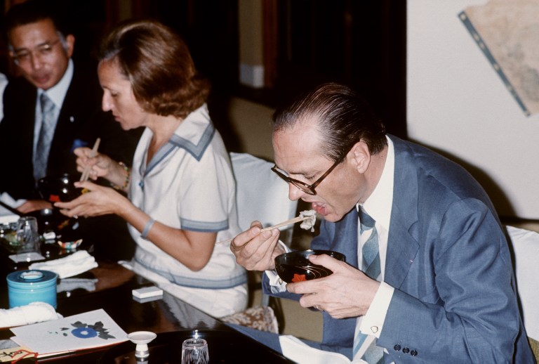 El ex primer ministro francés Jacques Chirac comiendo pescado y algas en su visita al Japón de 1976 | AFP