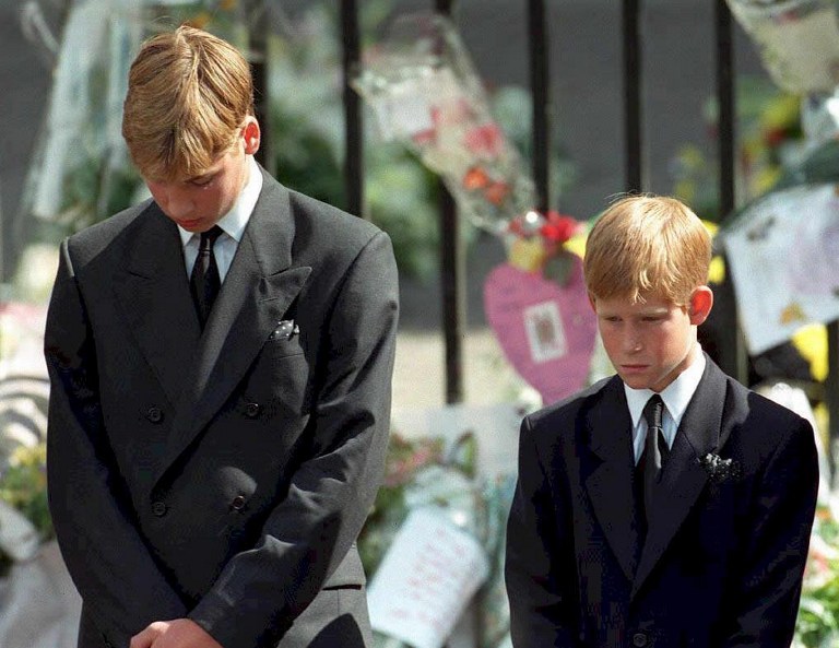 Príncipe William (izq) y Harry (der) en el funeral de su madre | Adam Butler | AFP