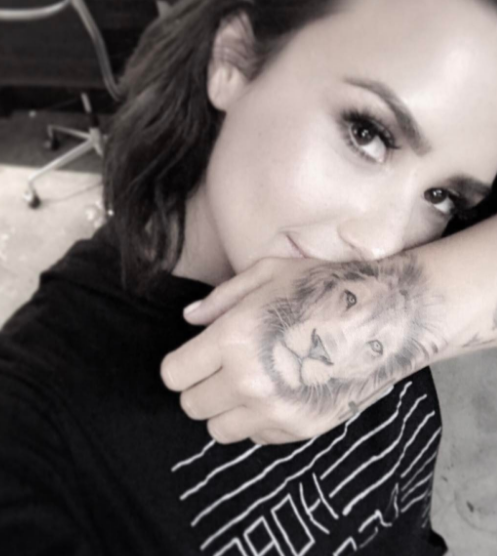 Demi Lovato mostrando su nuevo tatuaje de león | @Banbangnyc en Instagram