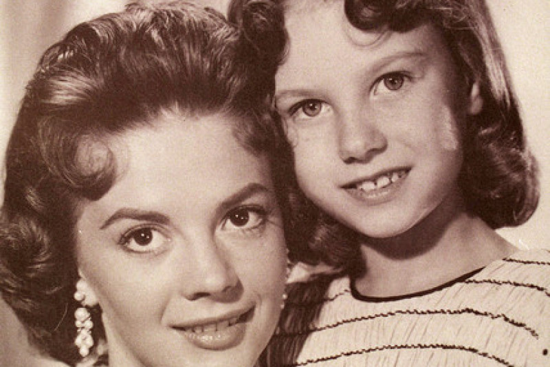 Lana Wood (derecha) junto a su hermana Natalie (izquierda)