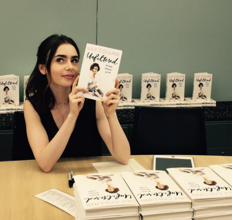 Lily Collins firmando copias de su libro | @Lilyjcollins en Instagram