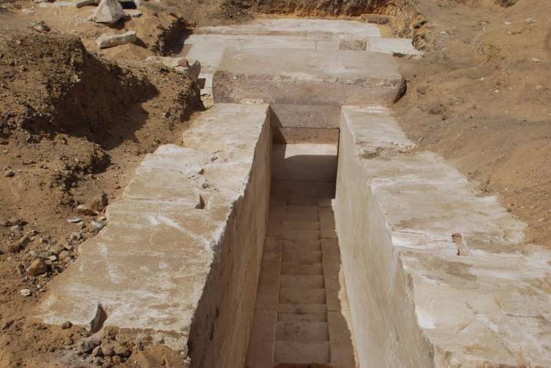 Entrada a la pirámide de la dinastía XIII en Dahshur, Egipto