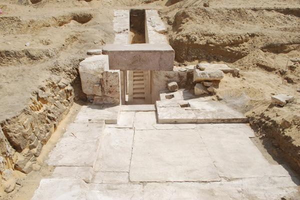 Entrada a la pirámide de la dinastía XIII en Dahshur, Egipto