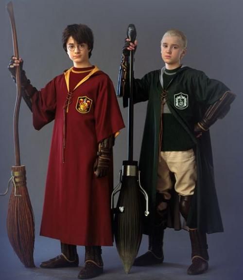 Harry Potter y Draco Malfoy con sus trajes de Quidditch | Warner Bros.