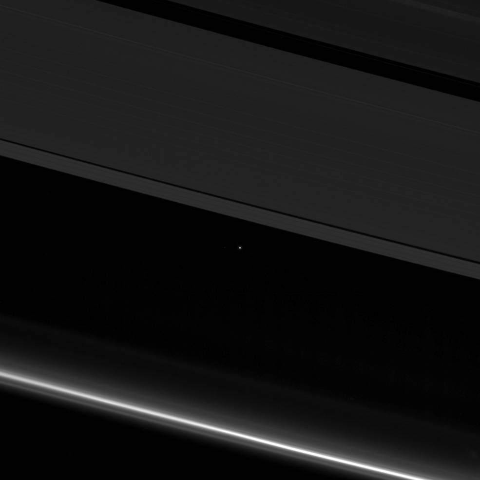La Tierra (el punto de luz brillante) vista entre los anillos de Saturno | NASA