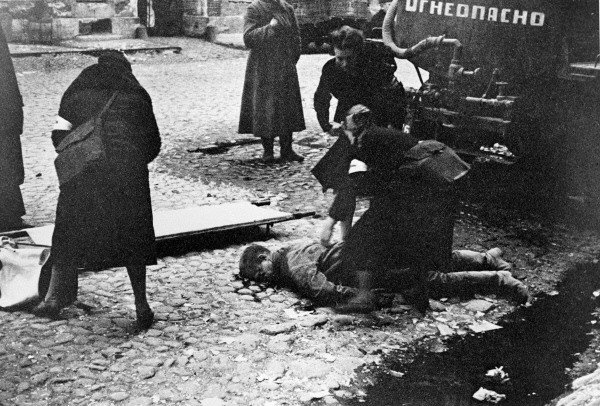 Enfermeras tratando de ayudar a personas durante el primer bombardeo en Leningrado | Business Insider