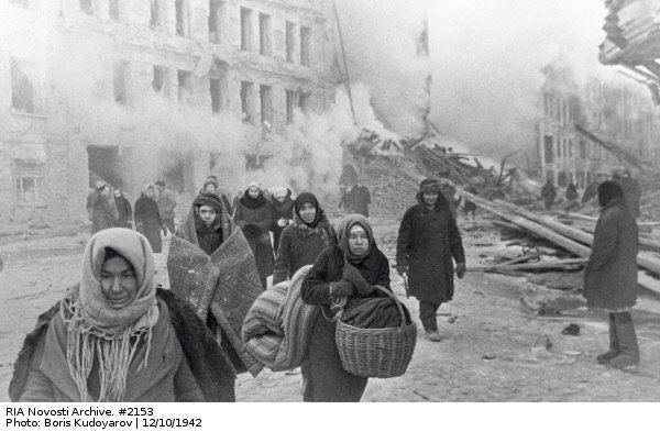 Ciudadanos dejan sus casas tras un bombardeo (1942) | Business Insider