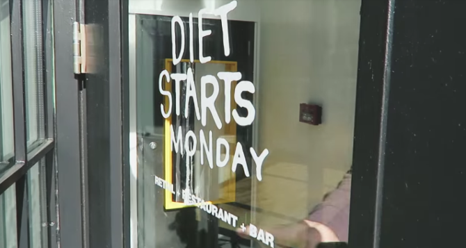 Puerta de entrada del bar Diet Starts Monday - RASCLIFE | Flickr CC