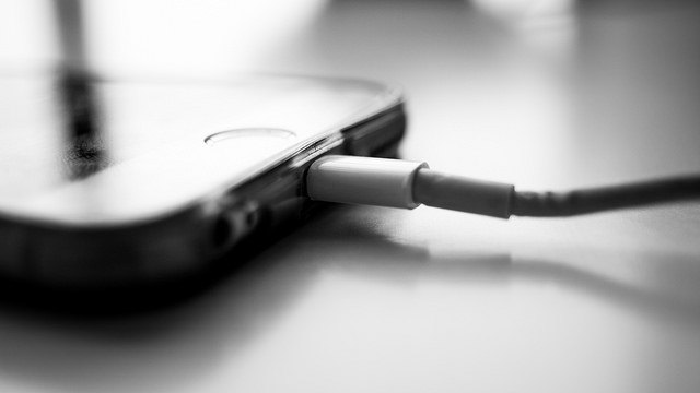 iPhone cargando - Gauthier Delecroix | Flickr (CC)