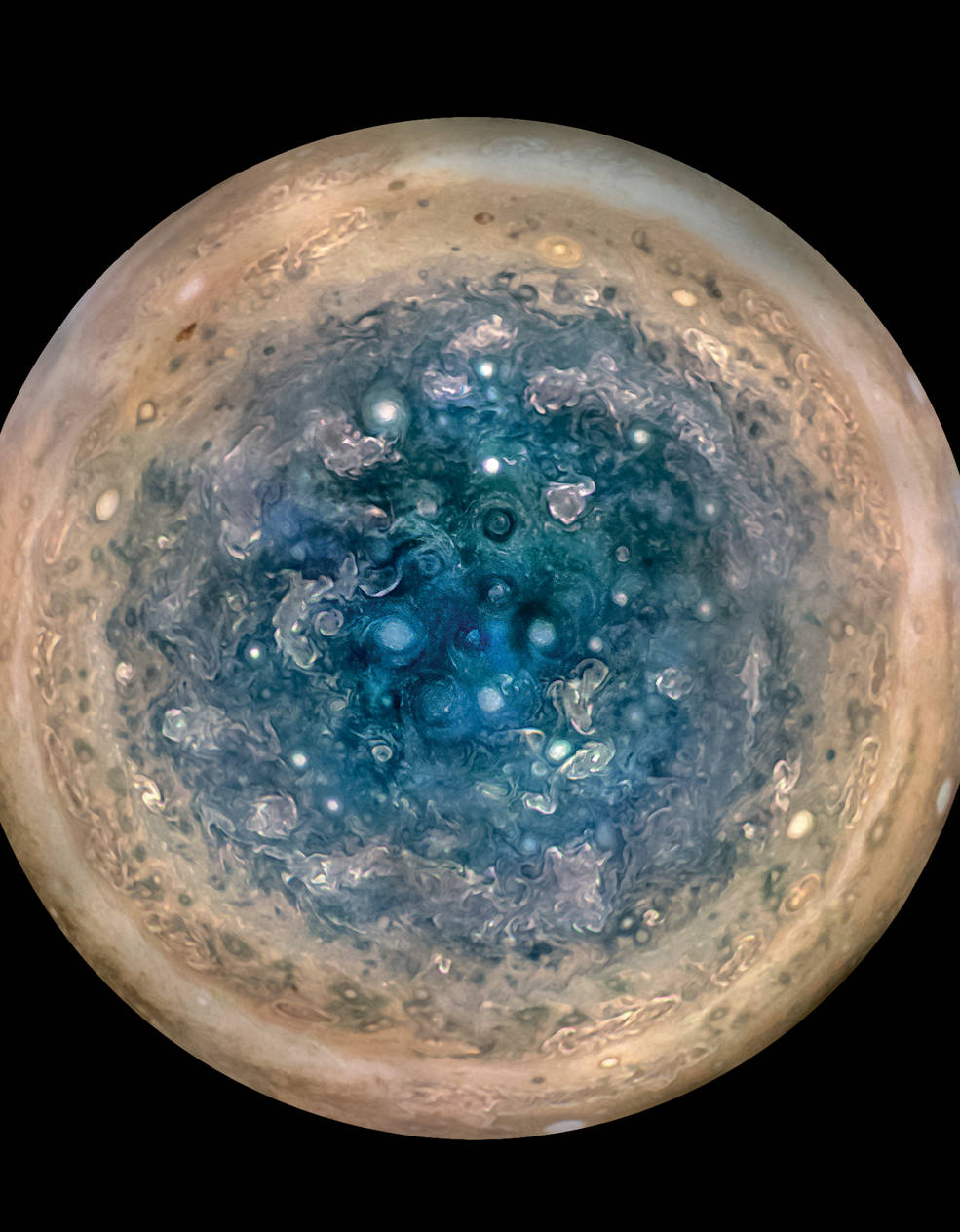 Polo sur de Júpiter atestado por tormentas, captado por Juno en mayo de 2017 | NASA 